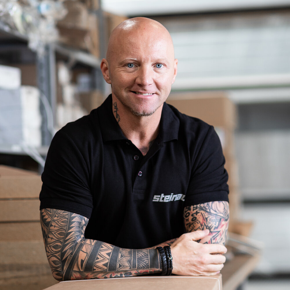 Ein steinau-Mitarbeiter, der bei vielfältigen Dienstleistungen weiterhelfen kann.