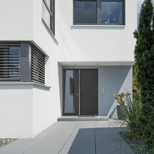 Eine Aluminiumhaustür an einem weißen Haus