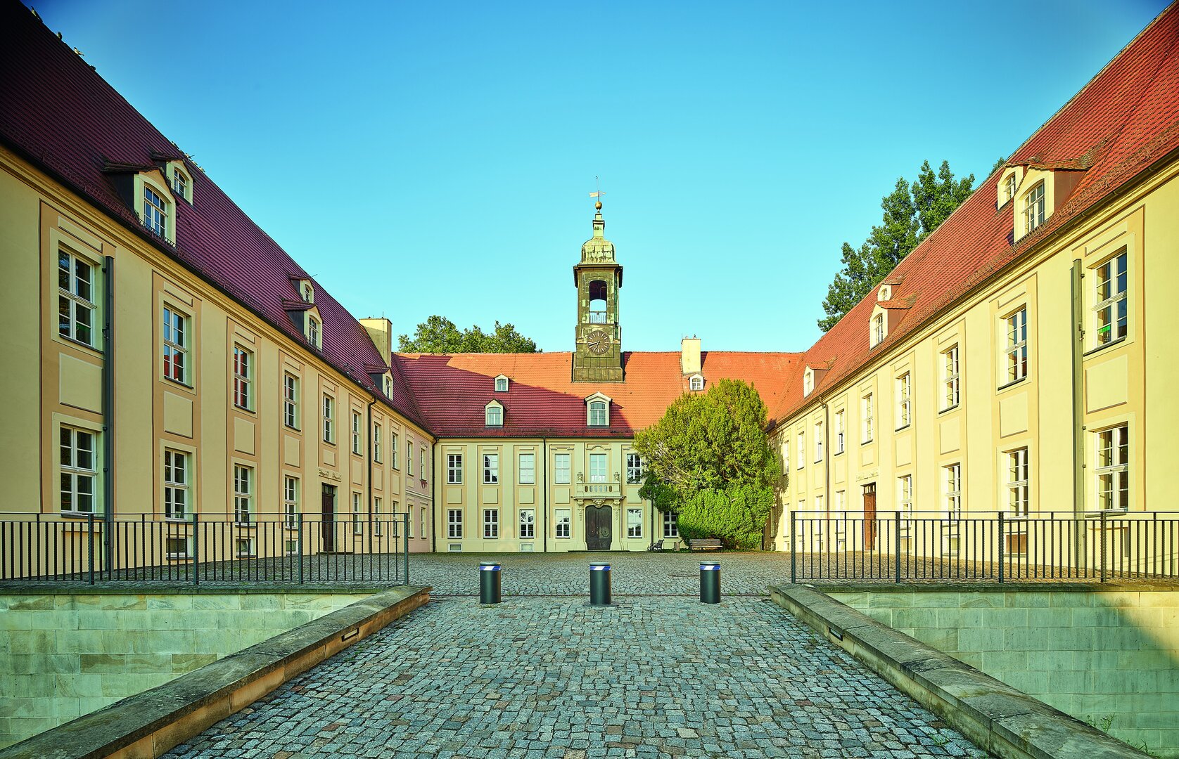 Entnehmbare und feststehende Poller