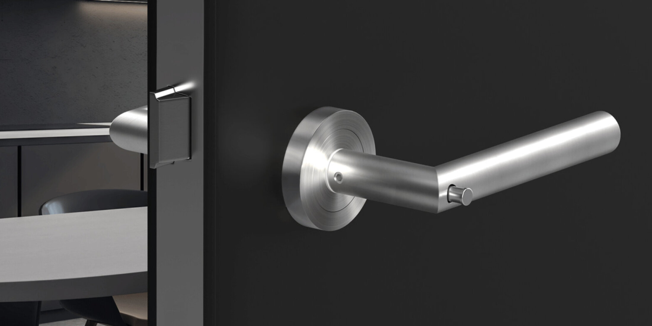 Beschläge an einer grauen Tür in der Detailansicht