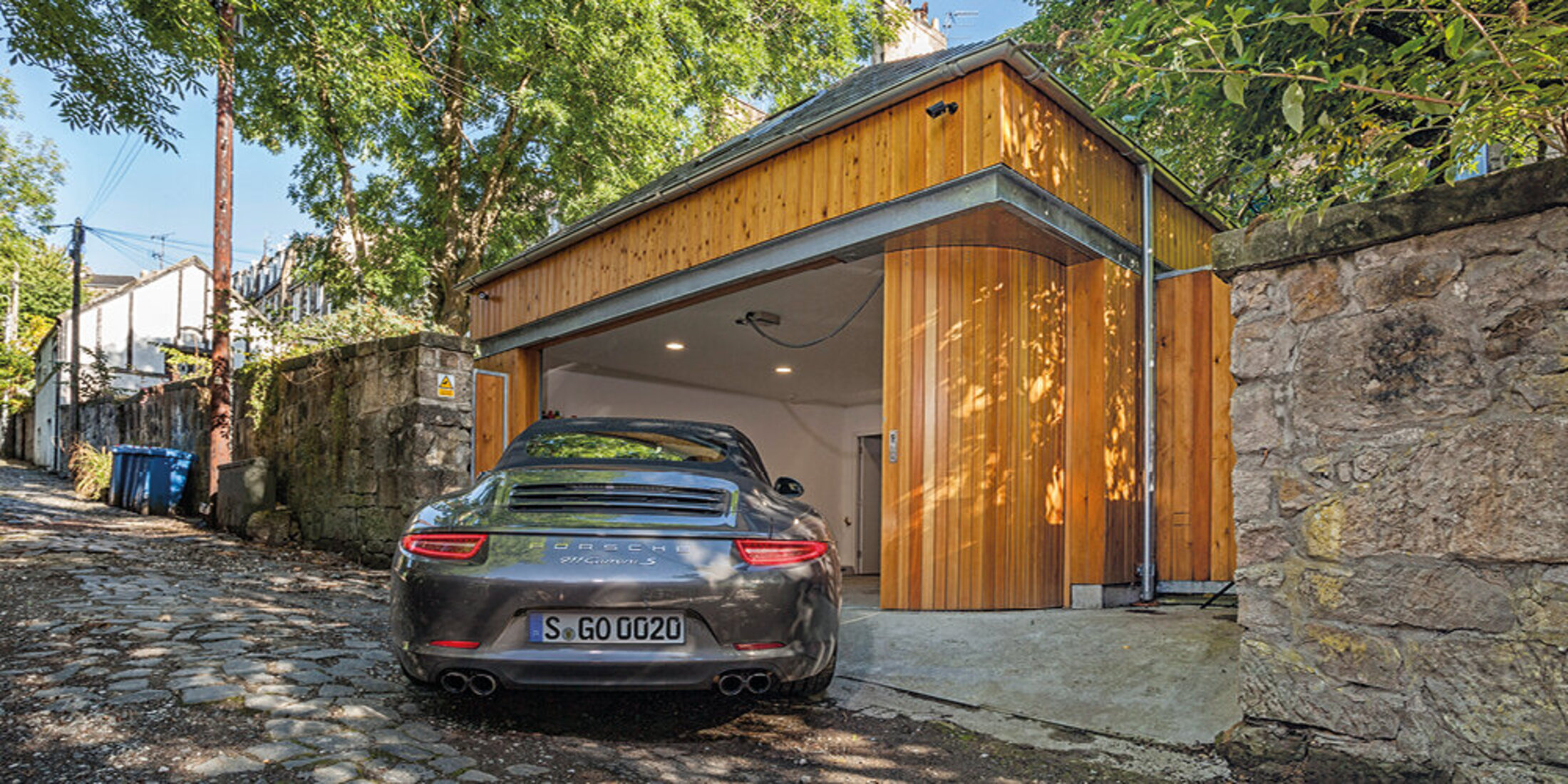 Ein Rundlauftor von steinau hinter einem Auto