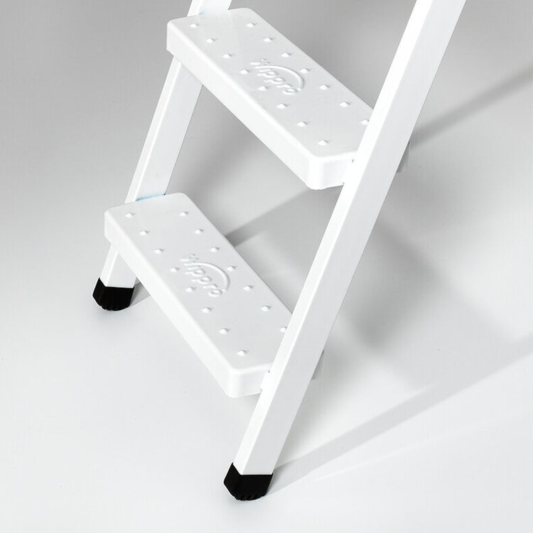 Stufen mit Noppen für höhere Sicherheit und abgerunderte Schutzkappen