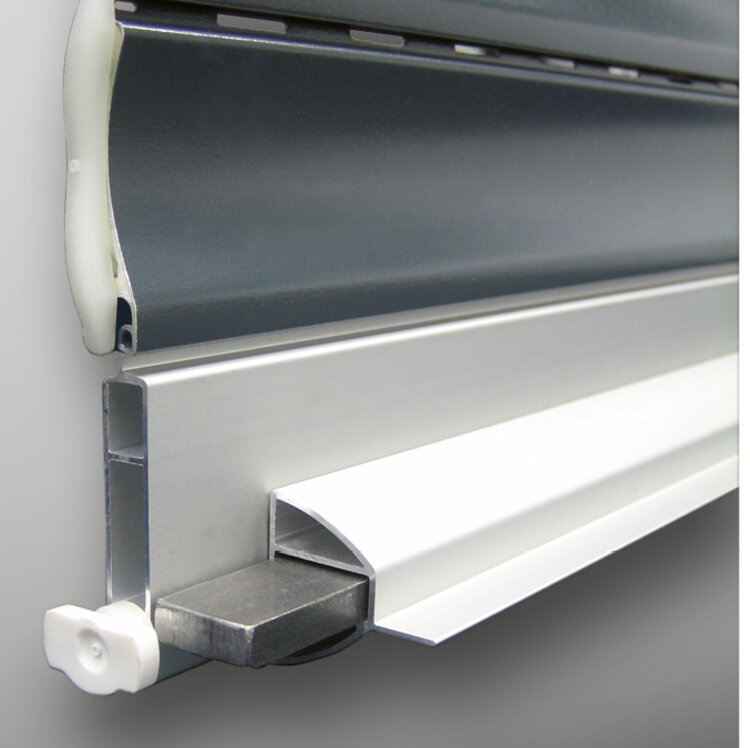 Verstärkte Schlussleiste mit Stahleinlage.