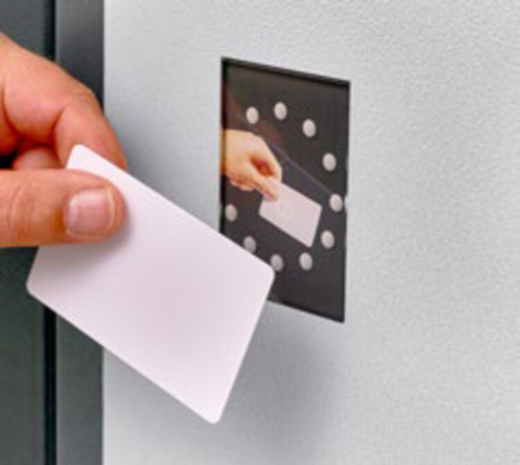 Optionaler QR- / RFID-Transponderleser