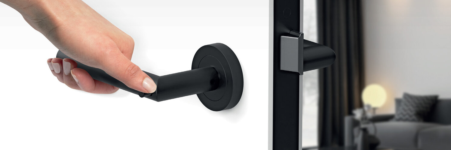 Um die Tür zu verriegeln, drücken Sie einfach den Pin in den Türgriff.