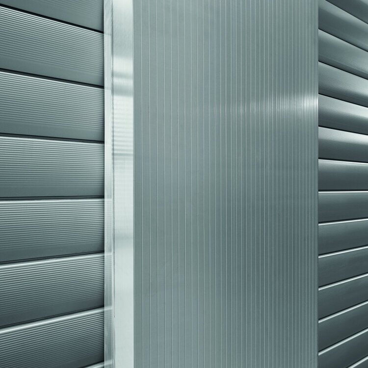 Aussenansicht serienmäßig in Aluminium pressblank mit modernem Liniendesign