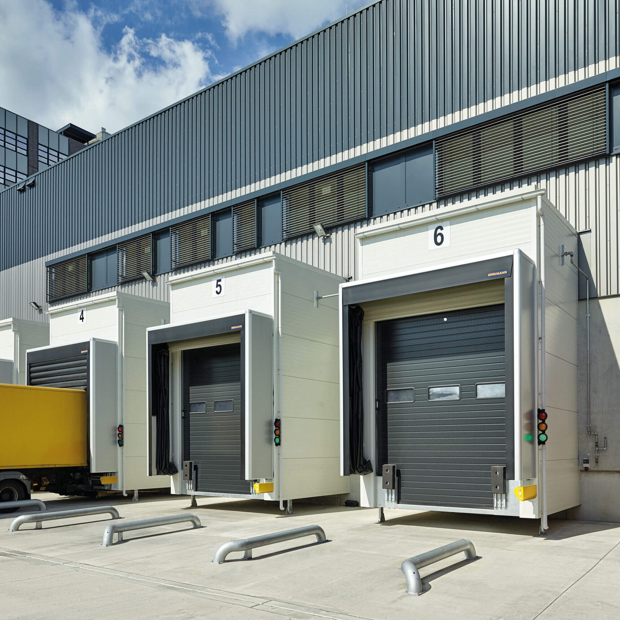 DOBO-Ladebrücken und aufblasbaren Torabdichtungen für den Einsatz in der Lebensmittel- und Kühllogistik