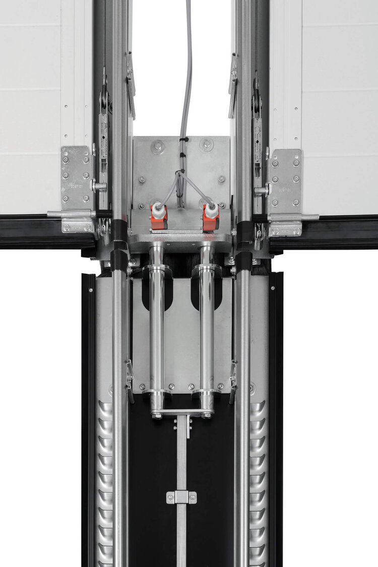 Durch Leichtlaufschiene hinter dem Sturz schnell und einfach seitlich zu verschieben