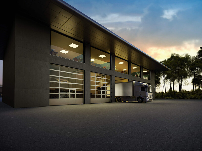 Verglaste Aluminiumtore mit Stahl-Lamellensockel