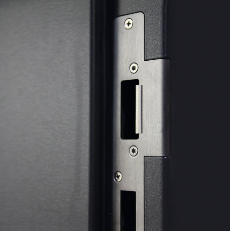 Flächenbündiges Edelstahl- Schließblech mit Fallenjustierung und Kantenschutz