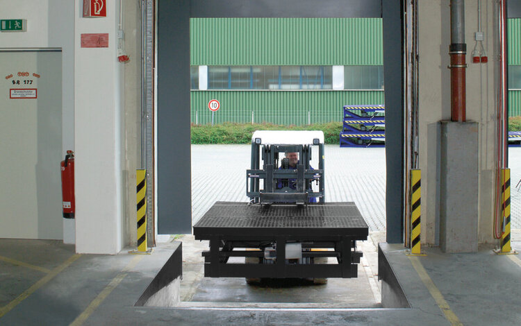 Mechanische und hydraulische Ladebrücken