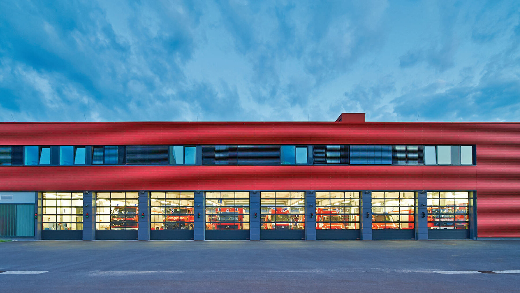 Verglaste Aluminiumtore mit Stahl-Lamellensockel