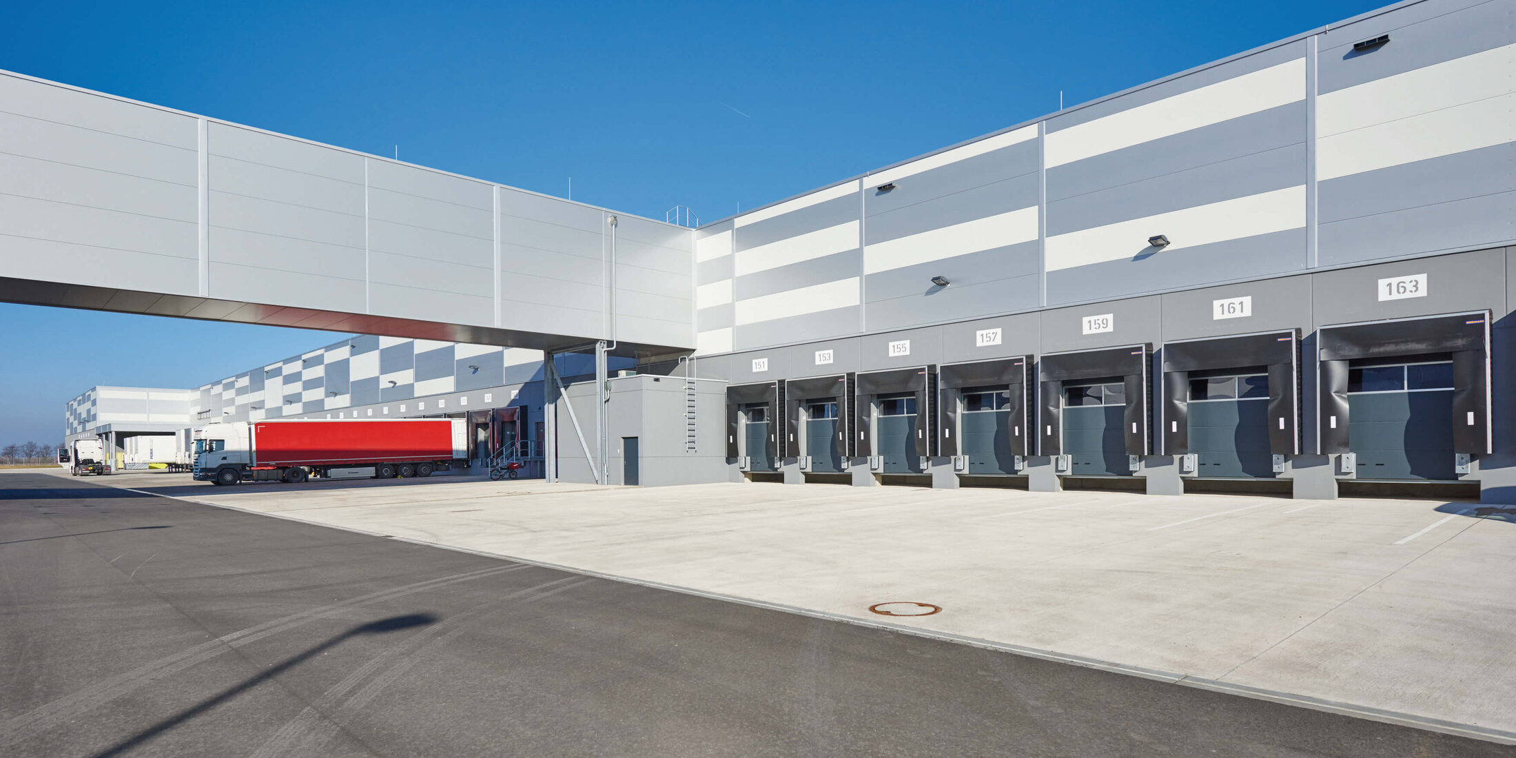 Innovative Antriebstechnik für Industrie-Sektionaltore