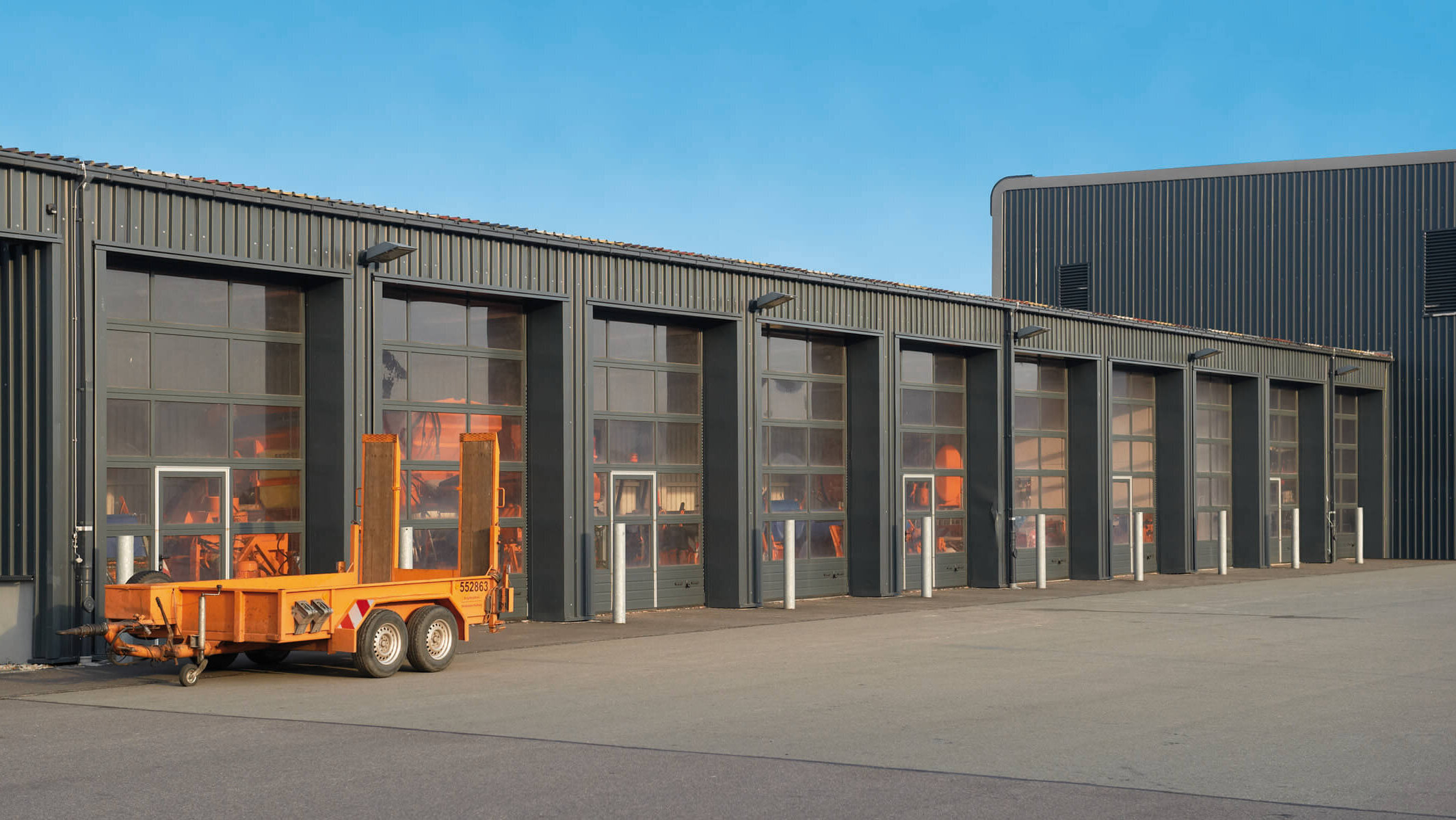 Verglaste Aluminiumtore mit Stahl-Lamellensockel