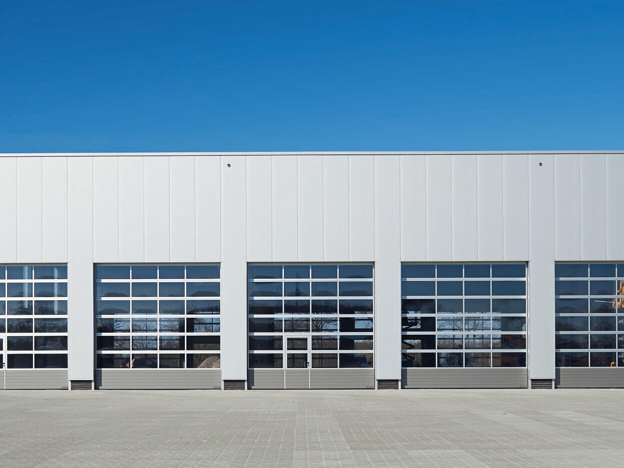 Verglaste Aluminiumtore mit Stahl-Lamellensockel